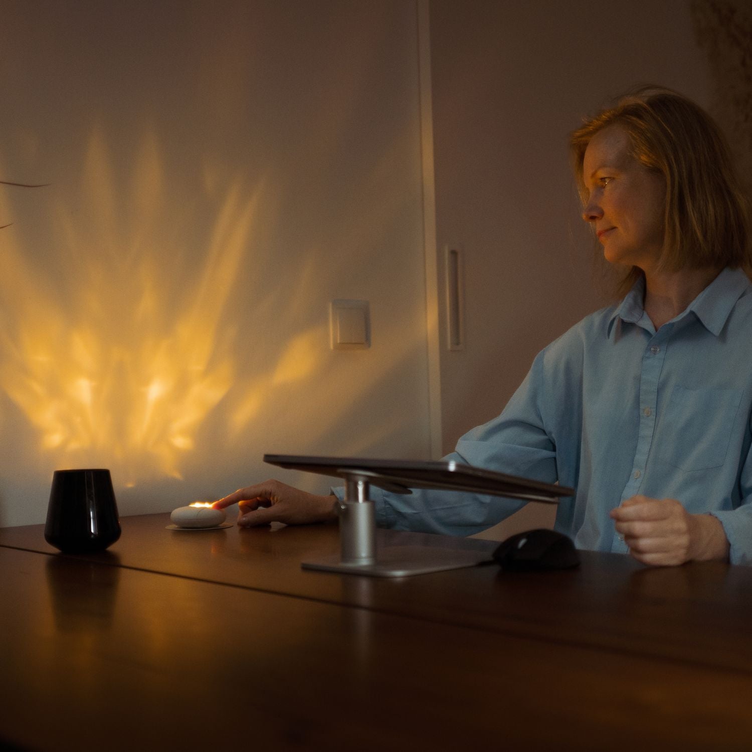 Frau verwendet das HerzLicht am Schreibtisch um regelmäßige Pause zu machen.